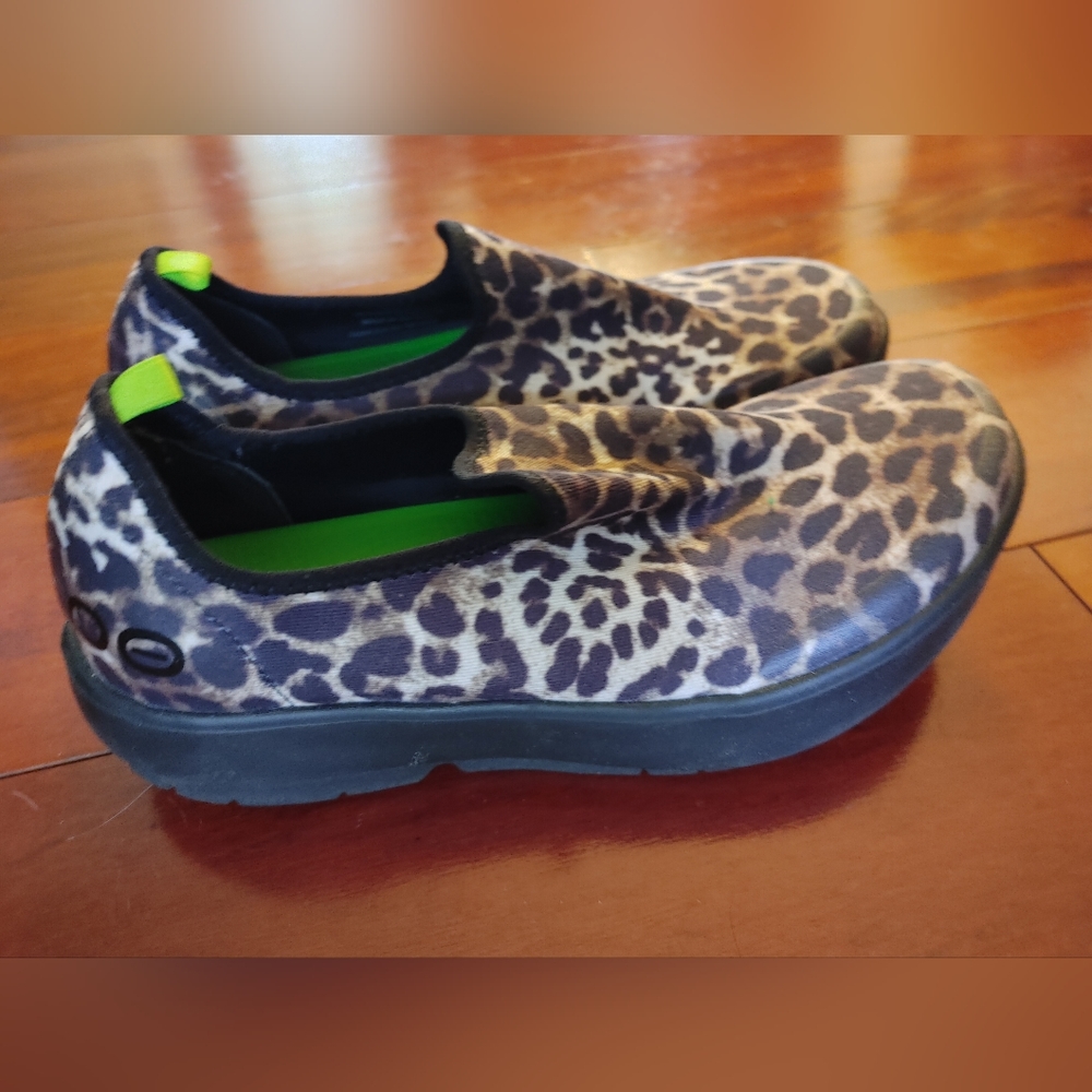 Oofos Womens 9.5 leopard print